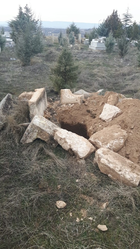 Malatya’da 4 mezar kimliği belirsiz kişiler tarafından açıldı 