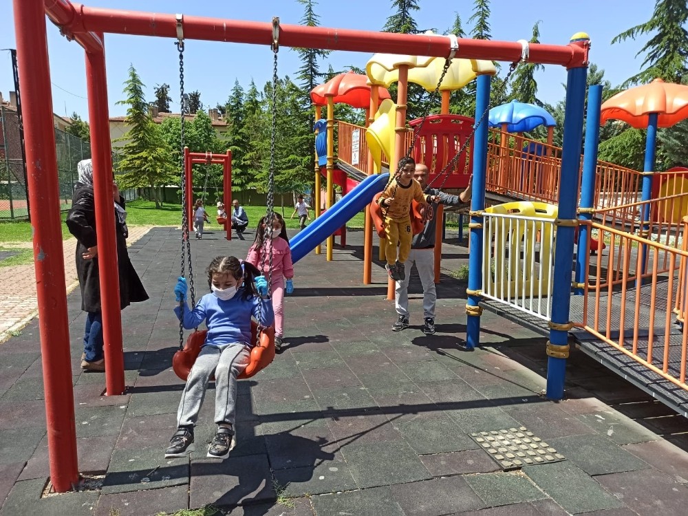 Malatya’da 4 saatlik izinde çocuklar parklara koştu 
