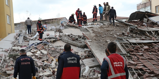 Malatya'da 5 katlı bina kendiliğinden yıkıldı
