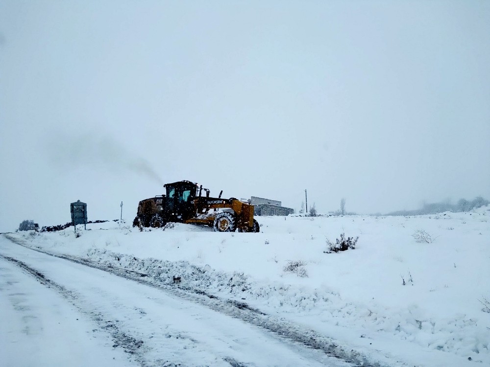 Malatya’da 61 mahallenin yolu kardan kapandı 