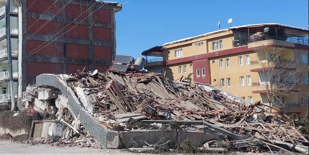 Malatya'da ağır hasarlı bina çöktü