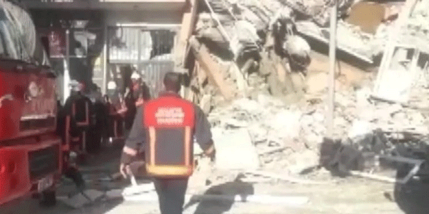Malatya'da ağır hasarlı bina çöktü