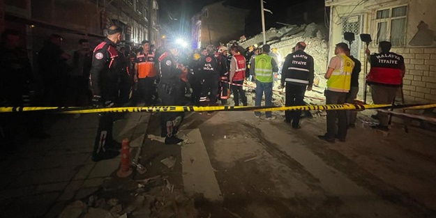 Malatya'da ağır hasarlı bina yıkıldı: 1 kişi enkaz altında