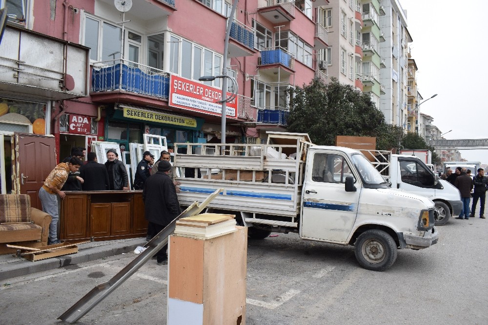 Malatya’da ağır hasarlı binaların tahliye işlemleri sürüyor 