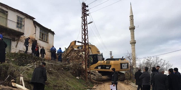 Malatya’da ağır hasarlı minare yıkıldı