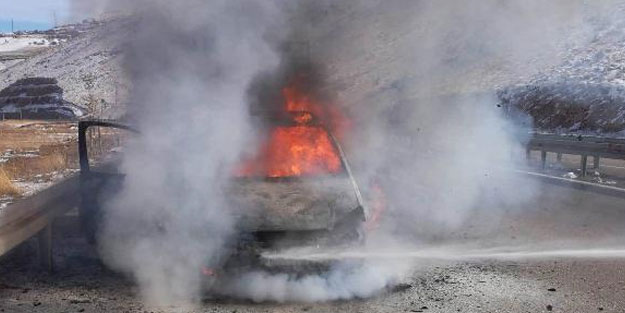 Malatya'da alev alan otomobil küle döndü