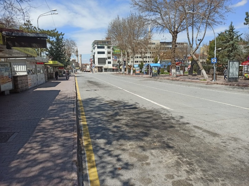 Malatya’da ana caddeler boş kaldı 