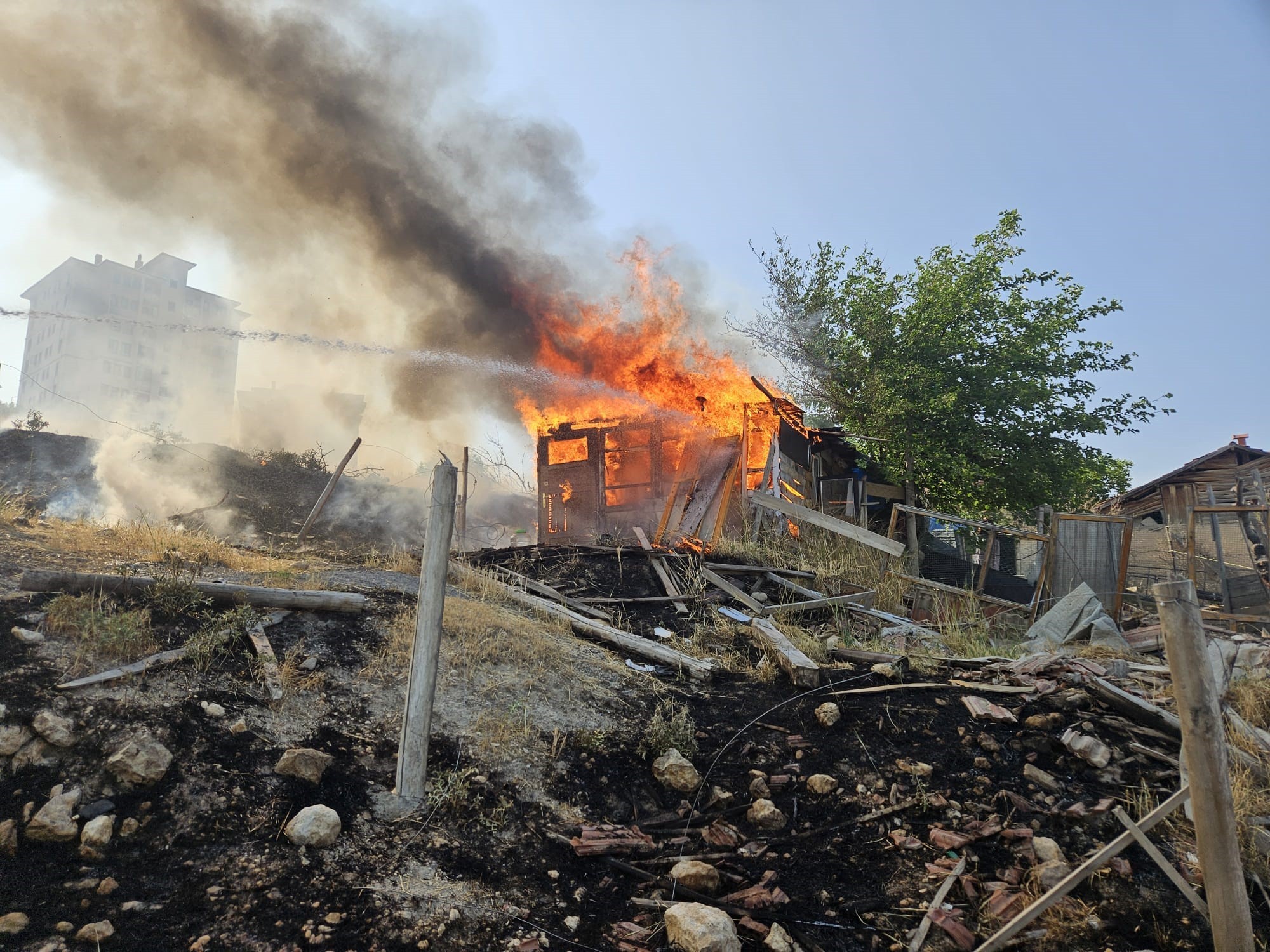 Malatya’da araç ve baraka yangını