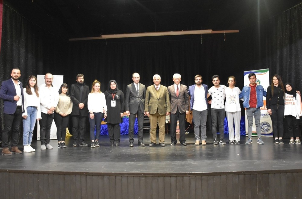 Malatya’da “Bağımlı Değiliz” adlı tiyatro oyunu 