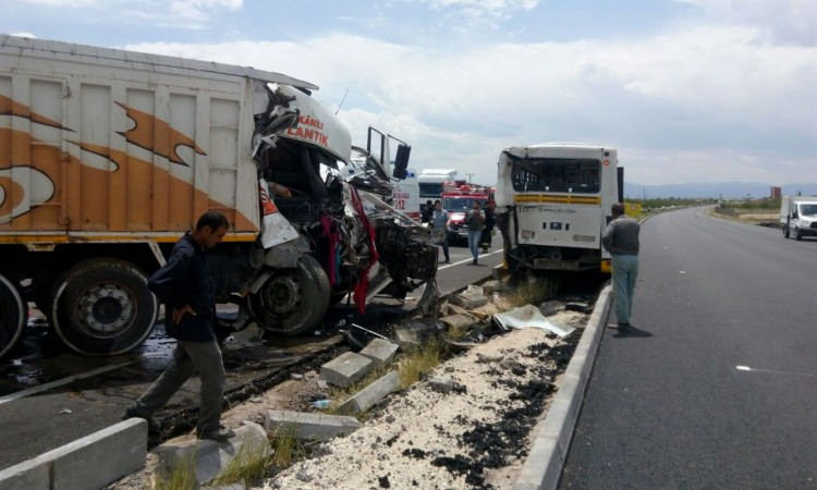 Malatya'da belediye otobüsüne kamyon çarptı!