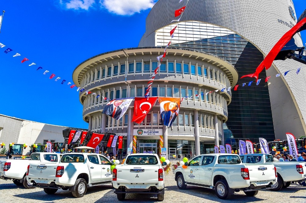 Malatya’da belediyenin araç filosuna 106 yeni iş makinası ve araç katıldı 