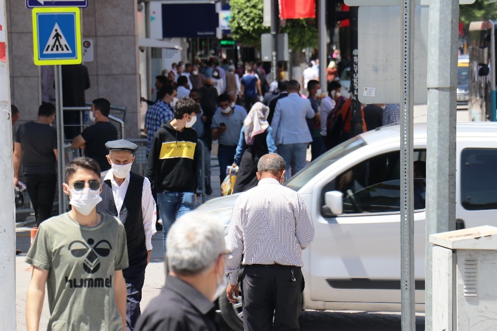 Malatya’da cadde ve sokaklarda yoğunluk 