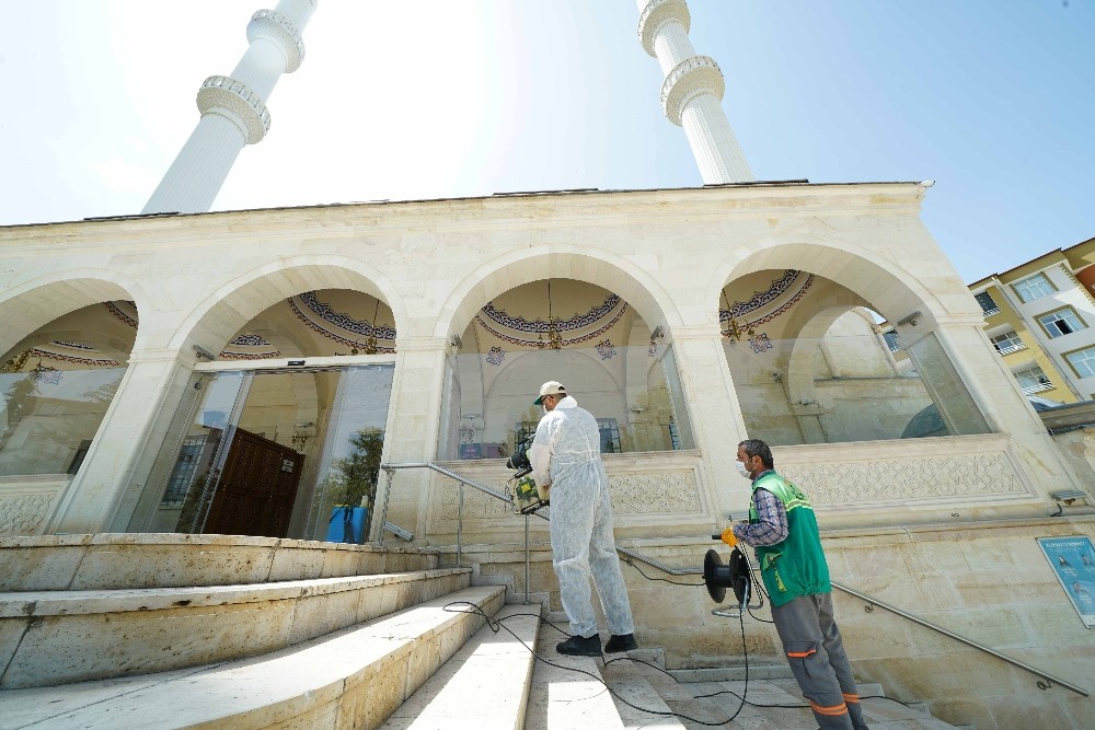Malatya’da cami avluları dezenfekte ediliyor 