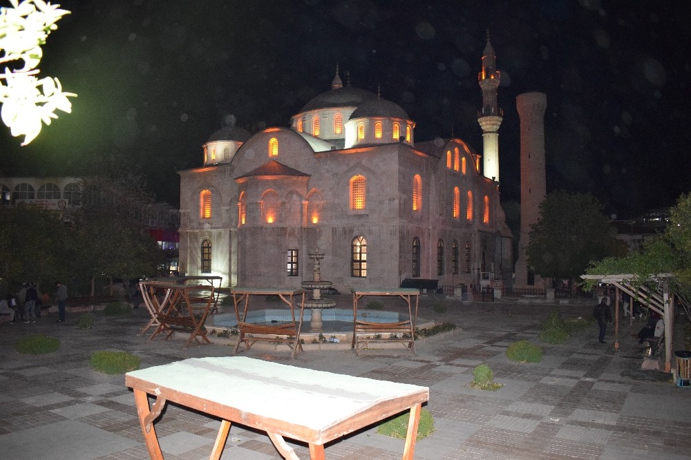 Malatya’da camilerde ’korona’ya karşı dua edildi 