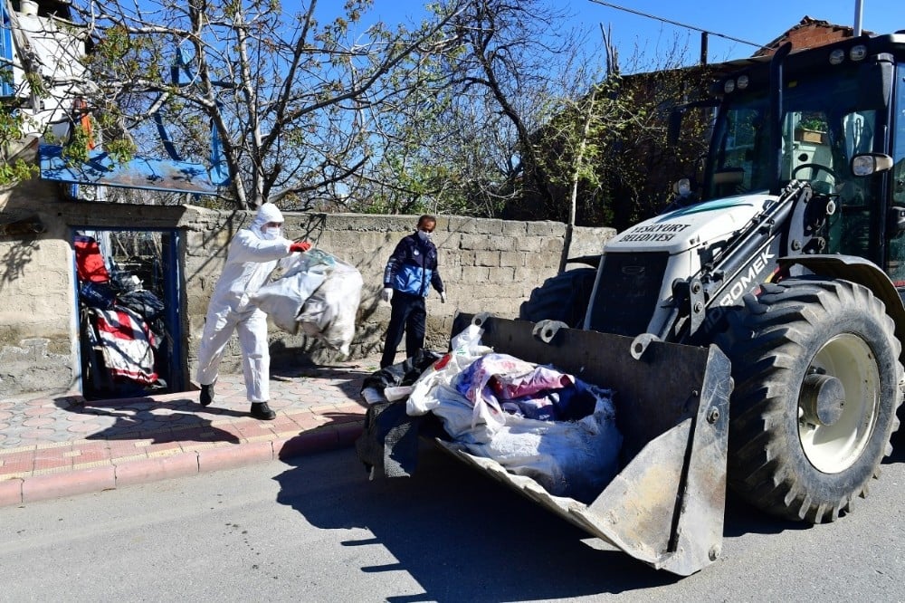 Malatya’da çöp evden 8 kamyon çöp çıkarıldı 