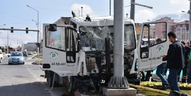 Malatya'da çöp kamyonu ile otomobil çarpıştı: 9 yaralı