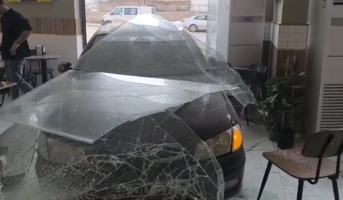 Malatya’da dehşet anları! Otomobil dönerci dükkanına daldı