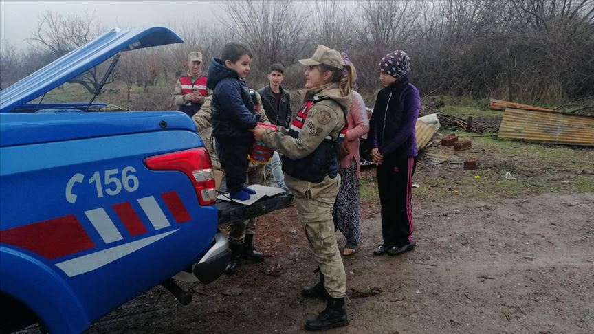 Malatya'da depremden etkilenen çocuklara jandarmadan moral