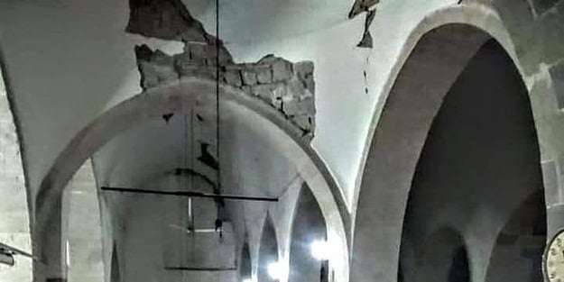 Malatya’da depremden zarar gören iki cami kapatıldı