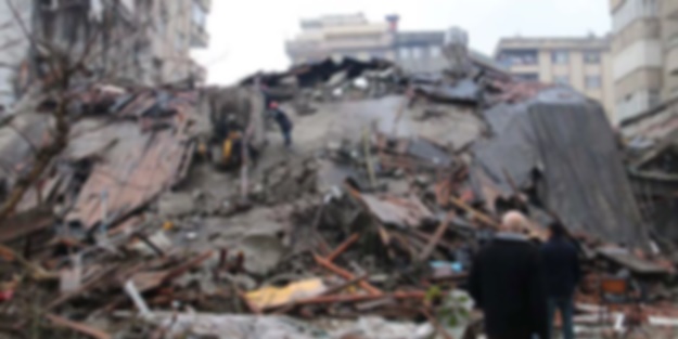 Malatya'da depremin ardından boşaltılan 3 katlı bina yıkıldı