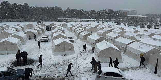 Malatya'da depremzedeler için çadır kuruluyor