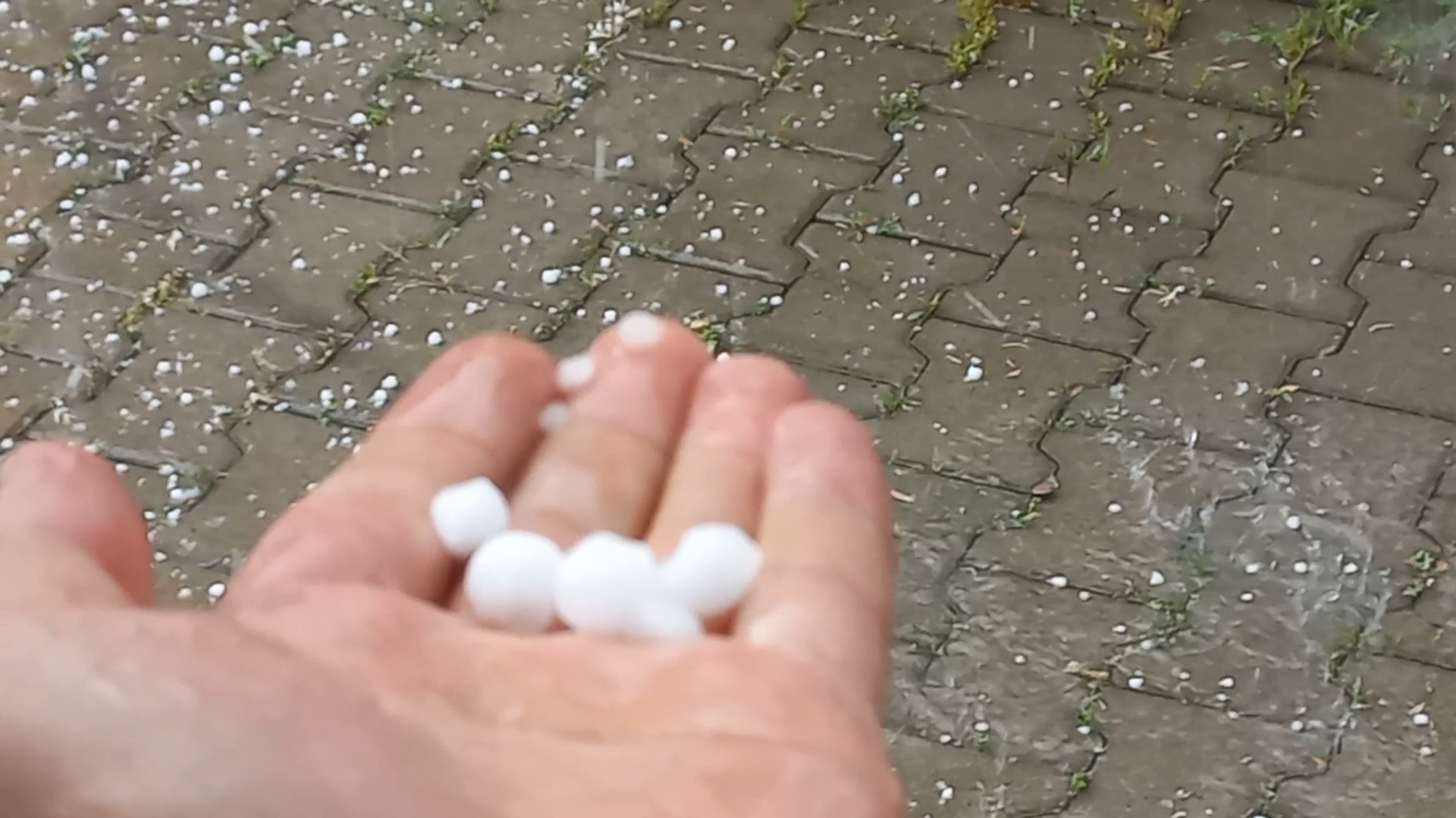 Malatya'da dolu sürprizi! Sokaklar göle döndü