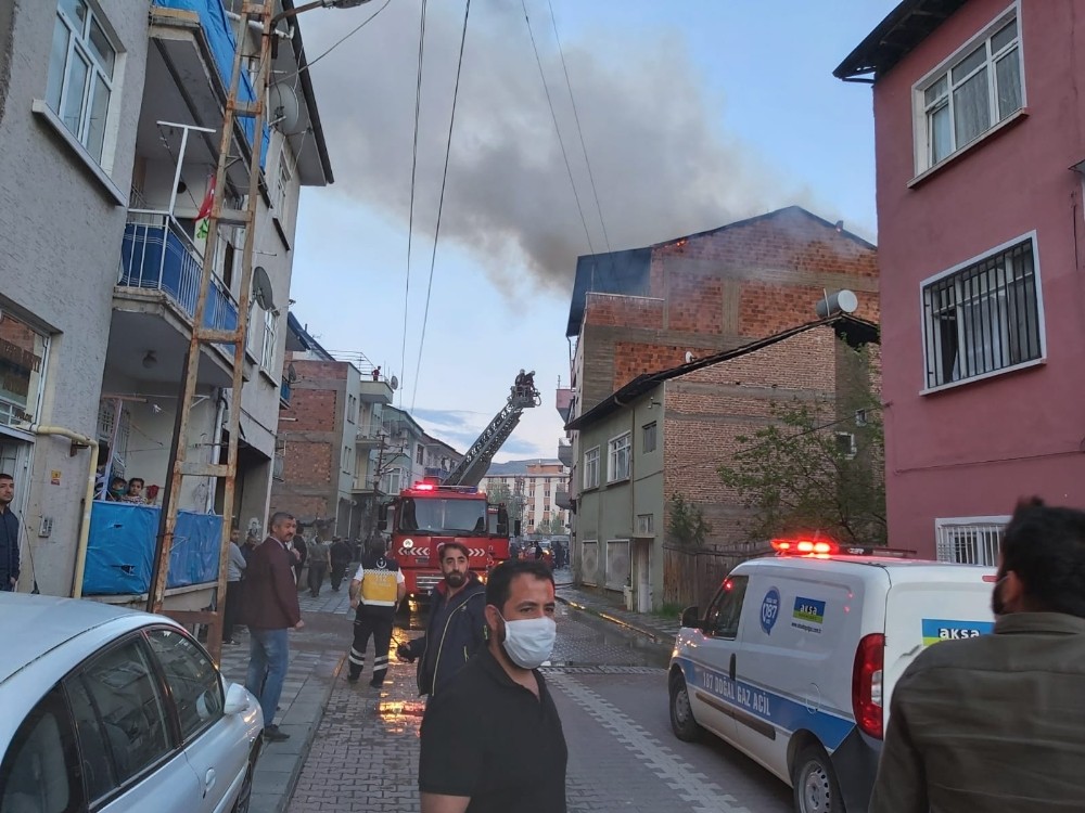 Malatya’da ev yangını: 1 kişi dumandan etkilendi 