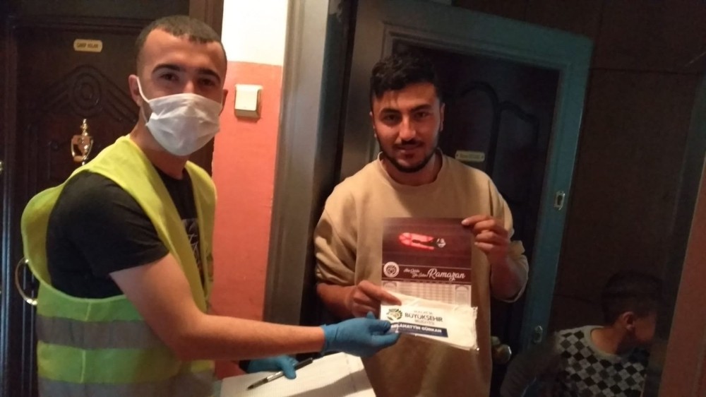 Malatya’da evlere maske dağıtılıyor 