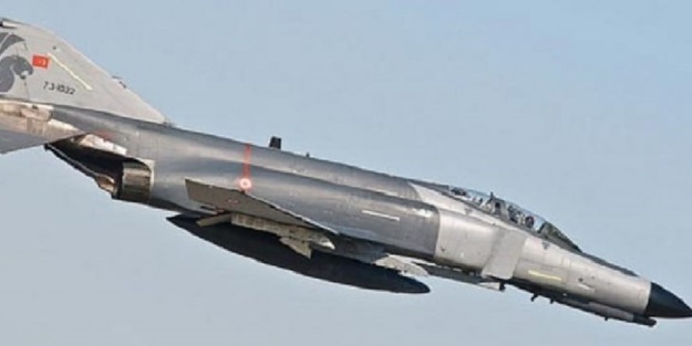 Malatya'da F-4 uçağı arızalandı! pilotlar atladı...