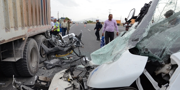 Malatya'da feci kaza: Minibüs ikiye ayrıldı!