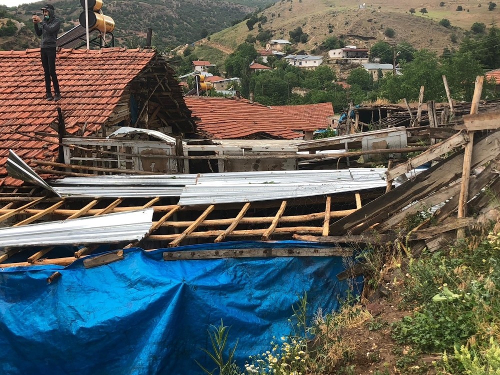Malatya’da fırtına çatıları uçurdu 