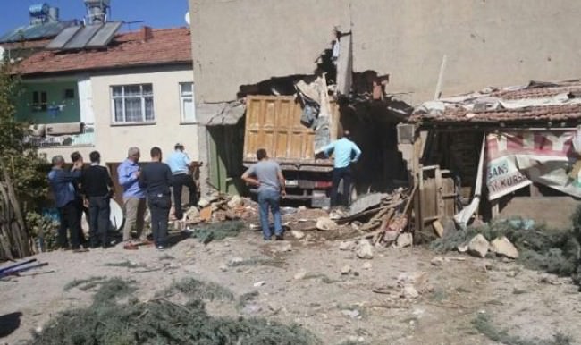 Malatya’da freni patlayan kamyon eve daldı: 1 ölü, 6 yaralı