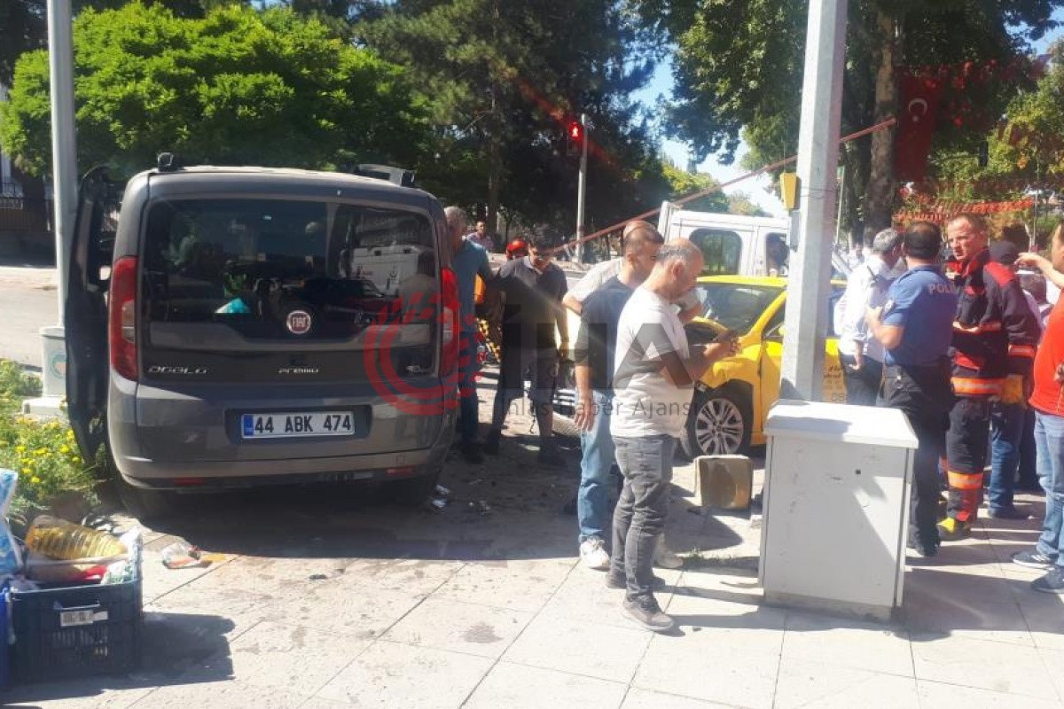 Malatya'da hafif ticari araç otomobille çarpıştı: 6 yaralı
