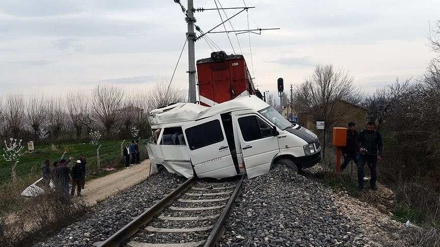 Malatya'da hemzemin geçitte kaza: 1 ölü, 16 yaralı