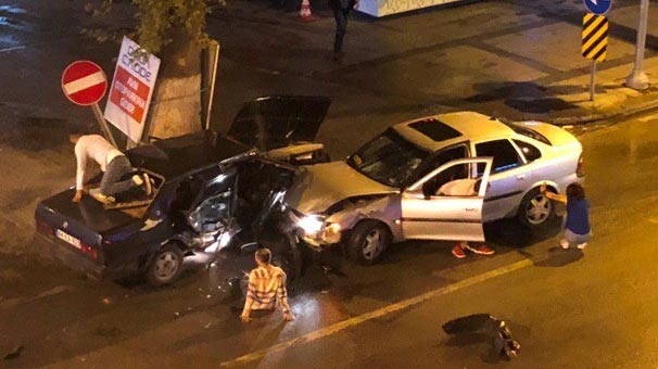 Malatya'da ikiye bölünen otomobilden sağ çıktılar