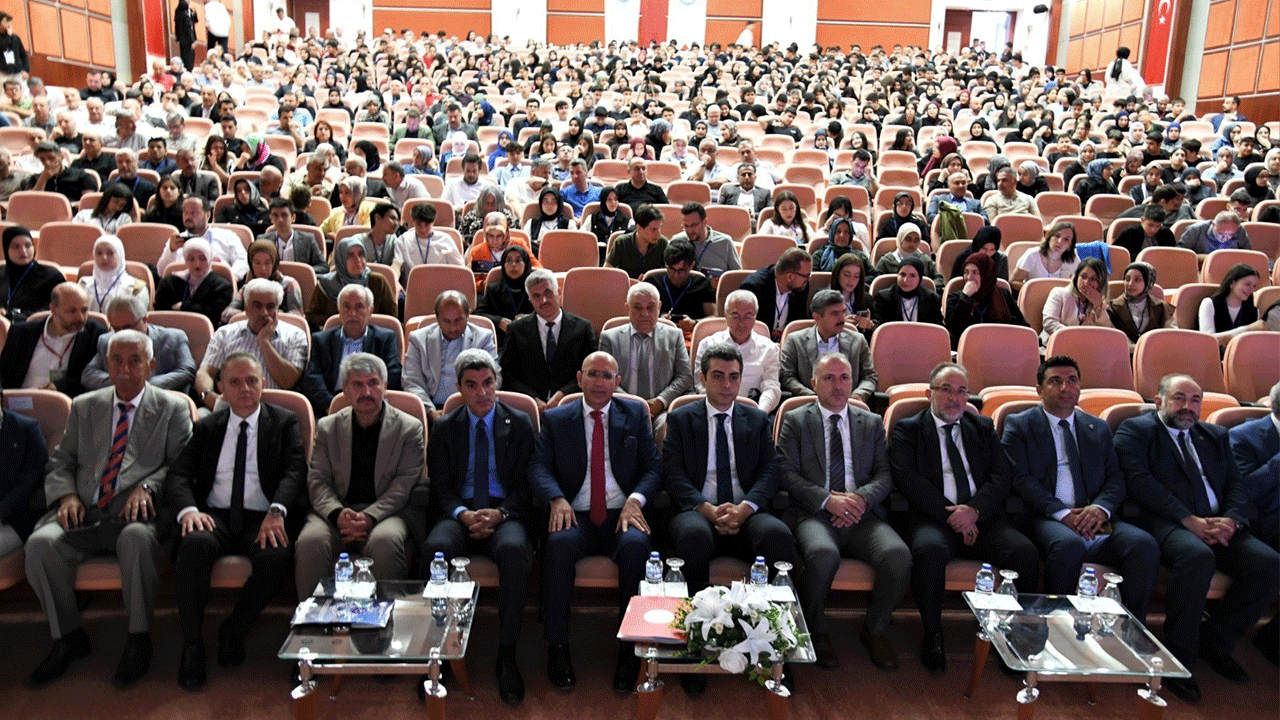 Malatya'da ilim ve hikmet buluştu! Uluslararası İmam Hatip Öğrencileri Sempozyumu başladı