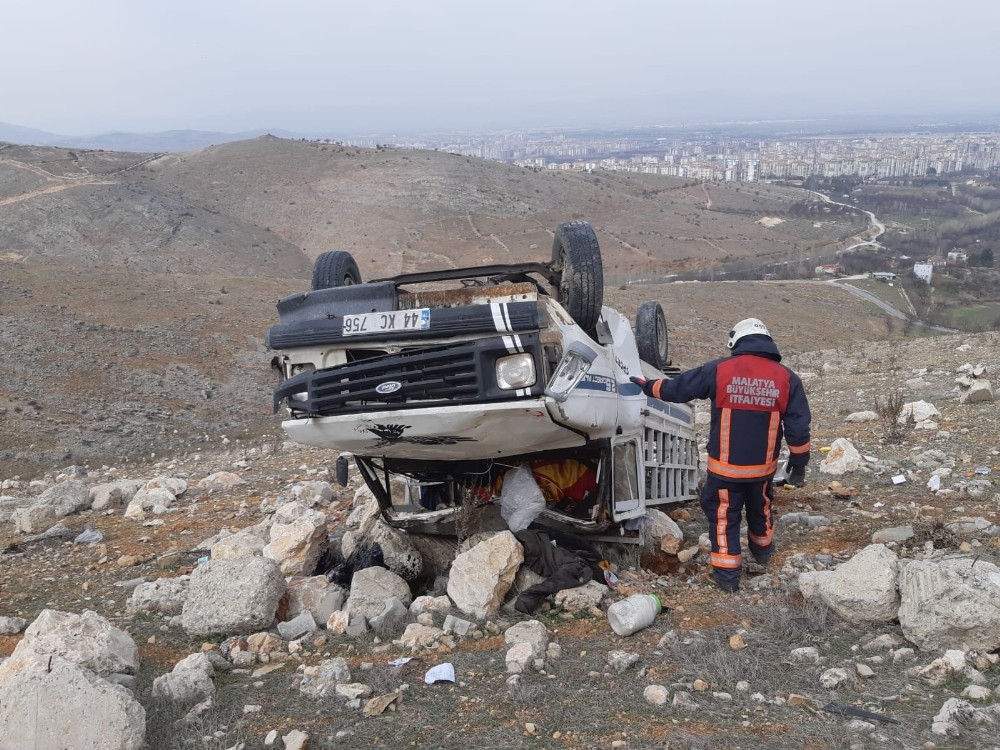 Malatya’da kamyon şarampole devrildi: 1 ölü 