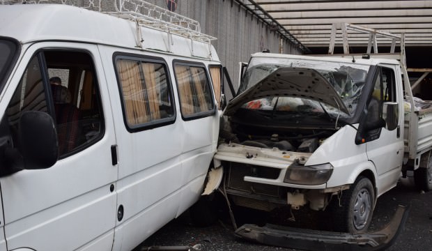 Malatya'da kamyonet minibüse çarptı: 2 kişi yaralı
