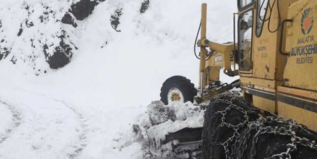 Malatya'da kar nedeniyle 24 mahallenin yolu kapandı
