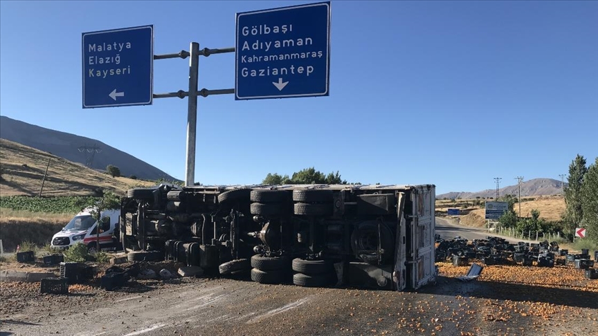 Malatya'da kayısı yüklü kamyon devrildi: 1 ölü, 2 yaralı