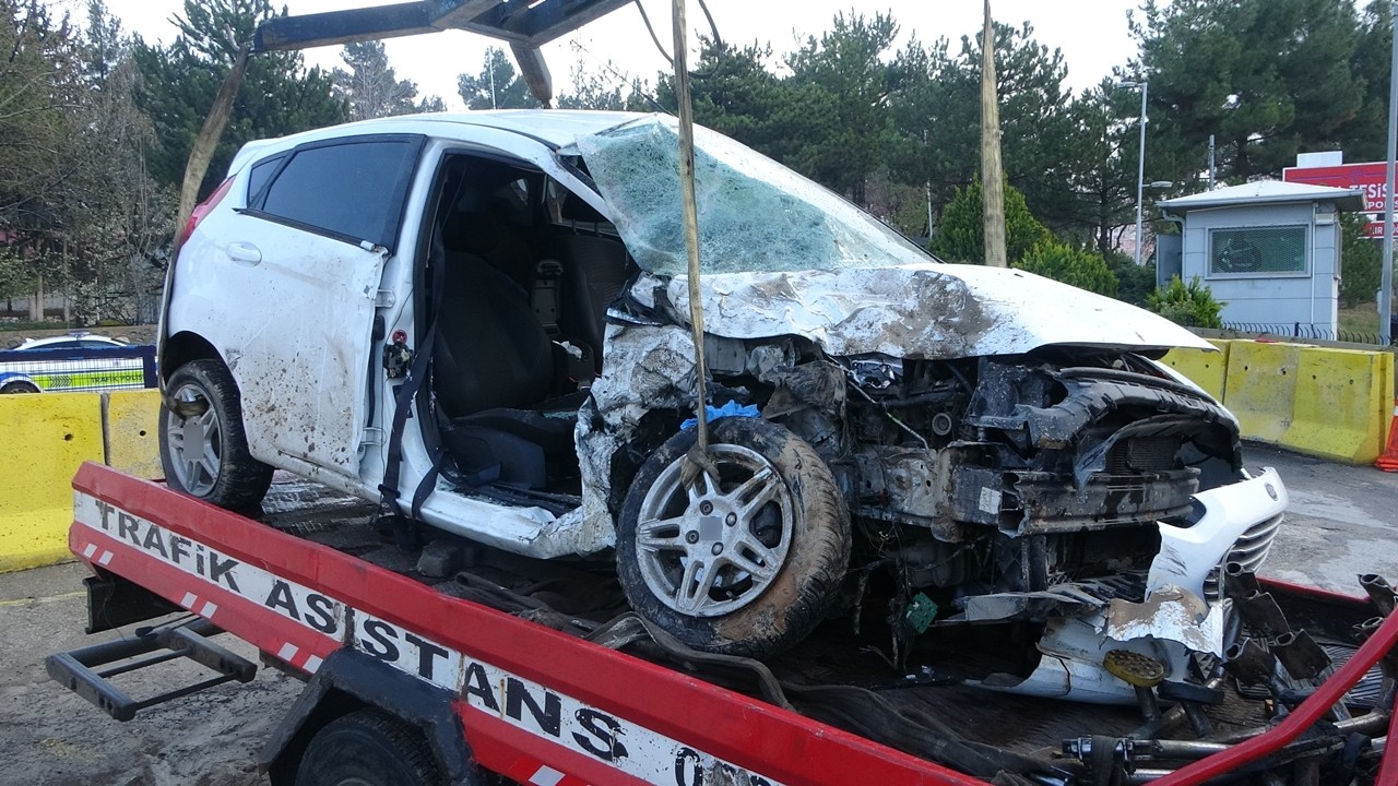 Malatya'da kontrolden çıkan otomobil 2 araca çarparak durabildi: 3 yaralı