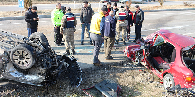 Malatya'da korkunç kaza! Otomobiller kafa kafaya çarpıştı