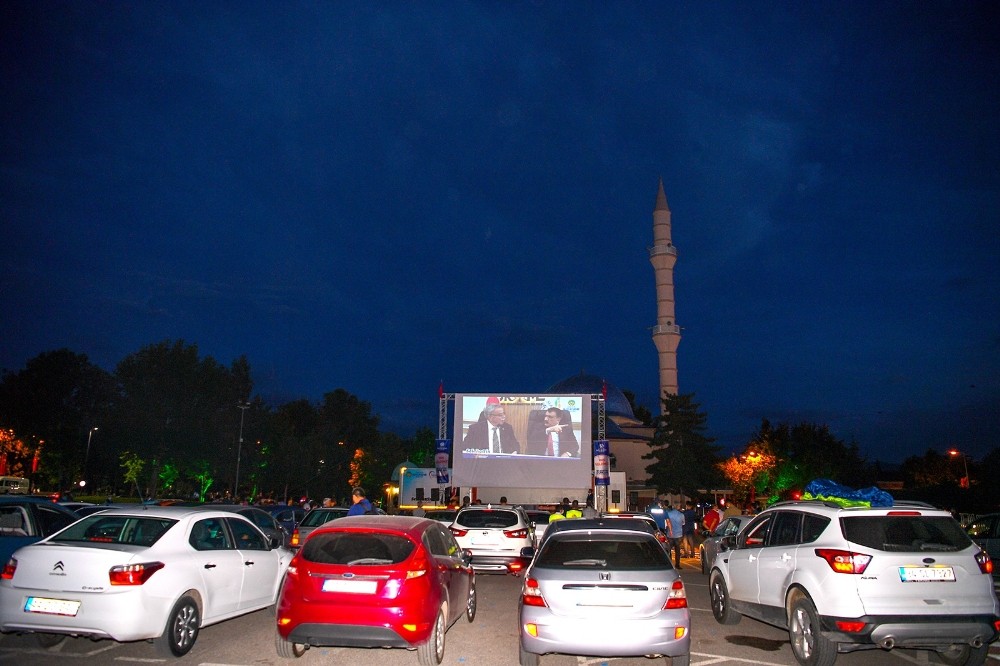 Malatya’da korona virüs günlerinde otomobilde sinema keyfi 