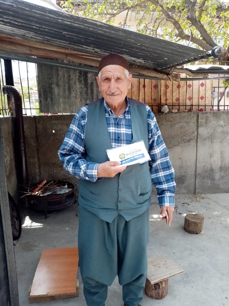 Malatya’da maske dağıtımı devam ediyor 