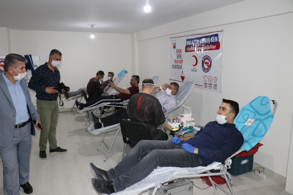 Malatya’da memurlar kan bağışı yaptı 