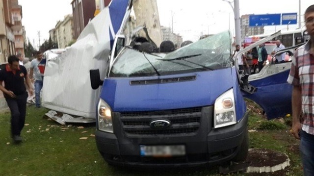 Malatya'da minibüs trambüs direğine çarptı: 19 kişi yaralı