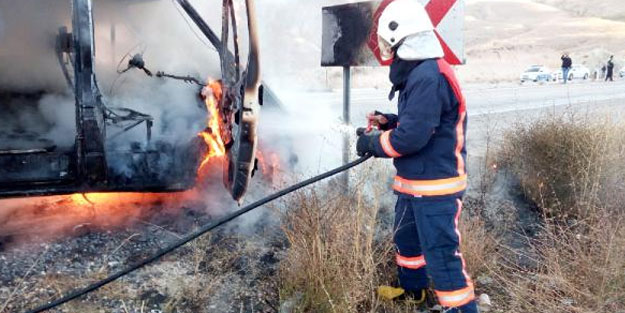 Malatya'da minibüs yangını! Tamamen küle döndü