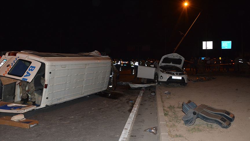 Minibüsle otomobil çarpıştı: 2 kişi hayatını kaybetti, 16 kişi yaralandı