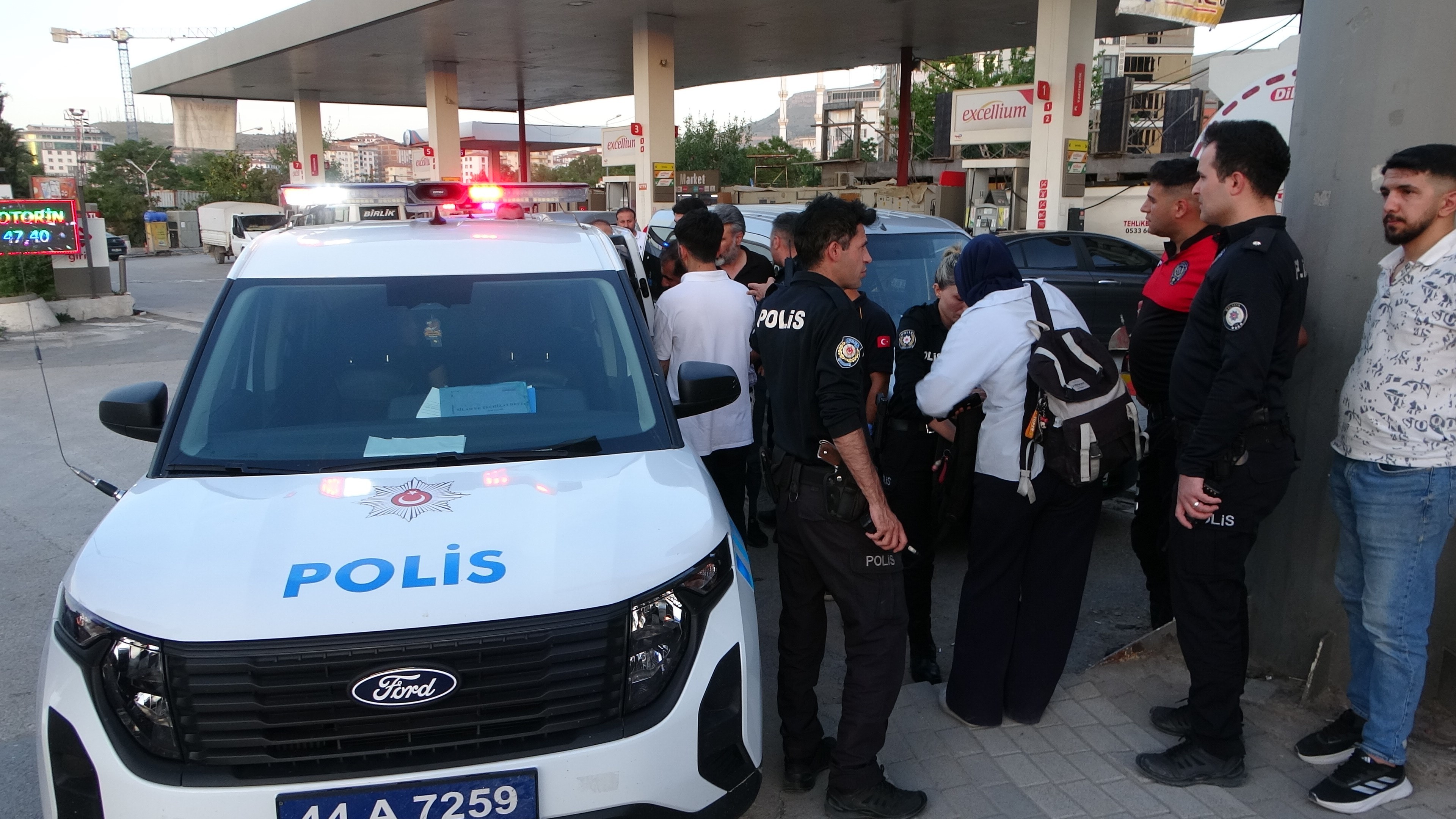 Malatya'da otobüste tartışan 2 kadın indikleri durakta birbirlerini bıçakla yaraladı