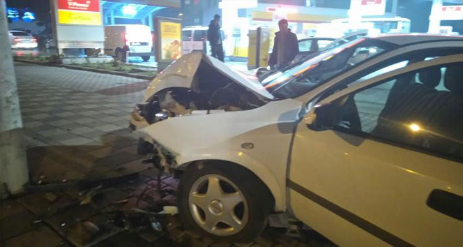 Malatya'da otomobil direğe çarptı: 3 yaralı